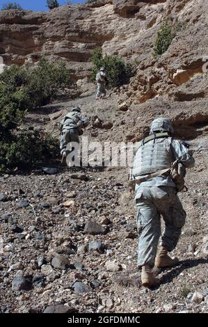 Soldati della Charlie Company, 2/87 fanteria, salgono su una montagna per raggiungere una serie di grotte vicino alla cima. I soldati hanno partecipato all'operazione Catamount Fury, una missione a grandezza di battaglione che si è svolta nella provincia di Paktika in Afghanistan, marzo 29, che si concentra sulla limitazione del movimento dei talebani all'interno di Paktika. Foto Stock