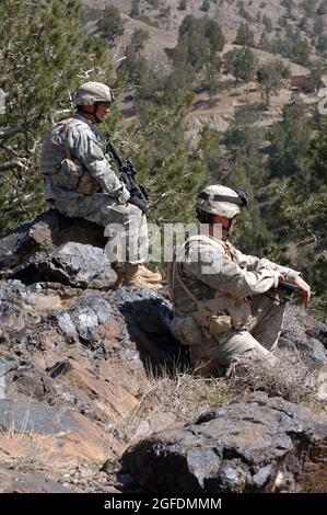 Soldati della Charlie Company, 2/87 fanteria, forniscono sicurezza su una montagna durante l'operazione Catamount Fury, una missione di dimensioni battaglione che si è svolta nella provincia di Paktika in Afghanistan, marzo 29, focalizzata sulla limitazione del movimento dei talebani all'interno di Paktika. Foto Stock