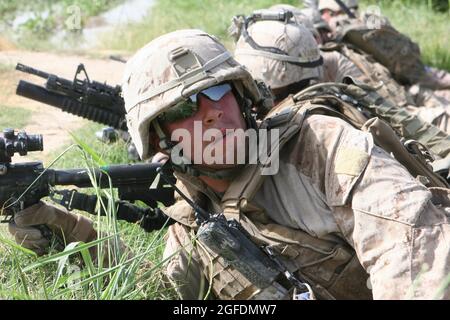 SGT. Jonathon Delgado, un leader della squadra con la Compagnia e, 2° Battaglione, 8° Reggimento Marino, guarda indietro per un elicottero di evacuazione in caso di incidente nel mezzo di un fuoco di sei ore con i ribelli talebani qui il 13 agosto. Delgado è di Kissimmee, Fl. Foto Stock