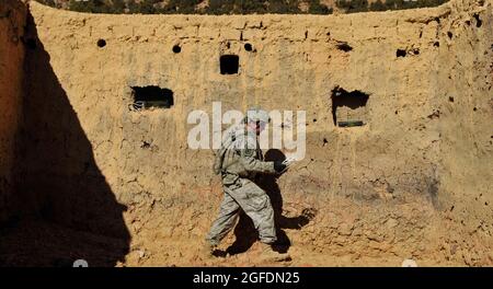 PROVINCIA DI KHOST, Afghanistan - lo staff militare degli Stati Uniti Sgt. Dennis Speek, 707th Explosive Ordinance Disposal team leader, Fort Lewis, Washington, colloca le cariche esplosive C-4 all'interno di un muro per distruggere il “Taliban Hotel”, un rifugio utilizzato dai combattenti infiltranti infiltrazione, dicembre 18. Il team EOD ha collaborato con i soldati del 1° Suadron, 40° Reggimento Cavalry, 4° Team di combattimento Brigade, 25° Divisione fanteria, di Fort Richardson, Alaska, e delle forze di sicurezza nazionali afghane per livellare la casa di sicurezza. (Foto di U.S. Air Force staff Sgt. Stephen J. Otero, Khost Provincial Reconstruction Team Public Affair Foto Stock