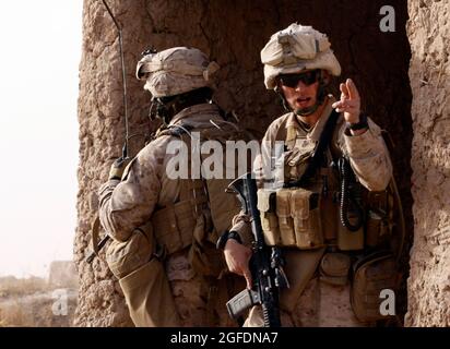 SGT. Harrison G. Rusk, una sezione leader con il Combined Anti-Armor Team 1, Weapons Company, 1° Battaglione, 3° Reggimento Marino, urla le istruzioni ai suoi Marines durante un fuoco Febbraio 14. Marines di CAAT-1 e Charlie Company, 1/3, hanno iniziato a prendere fuoco dai combattenti talebani subito dopo un incontro con gli anziani del villaggio nella zona dei cinque punti. RUSK è un nativo di Houston di 23 anni. Foto Stock