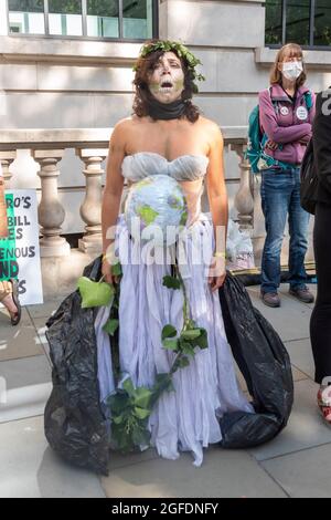 Londra, UK - 25 ago 2021, un manifestante che indossa un costume di plastica è visto durante una protesta fuori dall'ambasciata brasiliana a Londra. I manifestanti si sono riuniti fuori dall'ambasciata brasiliana a Londra per chiedere la fine degli attacchi genocidi perpetrati contro i popoli indigeni del Brasile. I sostenitori della ribellione amazzonica, del Brasile Matters, del CAFOD, di Greenpeace, dei genitori per il futuro e di Survival International protesteranno per fermare il genocidio brasiliano come parte dell’azione globale “lotta per la vita” (“Luta pela Vida”) guidata dall’Associazione dei popoli indigeni del Brasile (APIB). Foto Stock