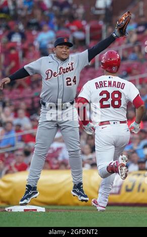 St. Louis, Stati Uniti. 25 ago 2021. I St. Louis Cardinals Nolan Arenado si dirottano come primo baseman dei Detroit Tigers Miguel Cabrera raggiunge per il tiro alto, nel quarto inning allo Stadio di Busch a St. Louis martedì 24 agosto 2021. Foto di Bill Greenblatt/UPI Credit: UPI/Alamy Live News Foto Stock