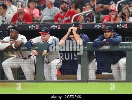 Atlanta, Stati Uniti. 23 Agosto 2021. I giocatori di Atlanta Braves Jorge Solar (da sinistra), joc Pederson, Drew Smyly e il lanciatore Huascar Ynoa reagiscono durante le ultime 3 uscite della partita ai New York Yankees per l'autunno 5-1 in una partita di baseball MLB lunedì 23 agosto 2021, ad Atlanta. (Foto di Curtis Compton/Atlanta Journal-Constitution/TNS/Sipa USA) Credit: Sipa USA/Alamy Live News Foto Stock