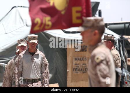 I Marines degli Stati Uniti con il secondo battaglione, il quinto reggimento marino, la squadra di combattimento regimentale 6, si preparano a condurre una cerimonia del cuore viola a bordo della base operativa di avanzamento Shir Ghazay, provincia di Helmand, Afghanistan 22 giugno 2012. Il cuore viola viene assegnato ai membri delle forze armate degli Stati Uniti che sono stati uccisi o feriti a seguito di un'azione nemica. (STATI UNITI Foto del corpo marino di Sgt. David R. Hernandez/rilasciato) Foto Stock