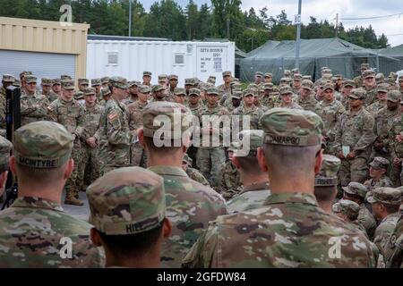 I soldati assegnati alla 41° Brigata di artiglieria di campo, 2° reggimento del Calvario, e 18° Brigata di polizia militare ricevono un briefing come parte di prepararsi a ricevere potenzialmente gli evacuati afghani a Grafenwohr, Germania, 24 agosto 2021. L'Esercito degli Stati Uniti Europa e Africa sta lavorando di pari passo con le nazioni ospitanti, la forza congiunta e i partner interagenzie per fornire alloggio temporaneo, supporto medico e logistico come parte dell'operazione Allees Refuge. L'operazione Allees Refuge sta facilitando l'evacuazione rapida e sicura dei cittadini degli Stati Uniti, dei richiedenti di visti speciali per immigrati e di altri afghani a rischio dall'Afghanistan. D Foto Stock