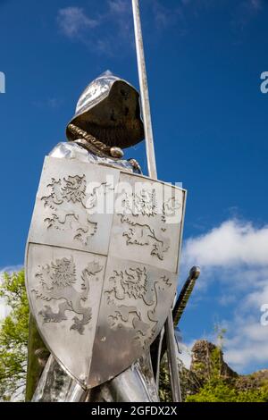 Regno Unito, Galles, Carmarthenshire, Llandovery, Castello, Statua in acciaio inossidabile Llywelyn ap Gruffudd di Toby e Gedeone Petersen Foto Stock