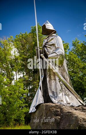 Regno Unito, Galles, Carmarthenshire, Llandovery, Castello, Statua in acciaio inossidabile Llywelyn ap Gruffudd di Toby e Gedeone Petersen Foto Stock