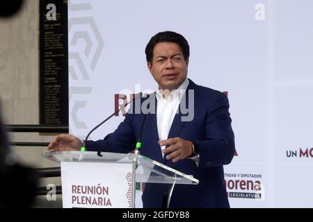 CITTÀ DEL MESSICO, MESSICO - AGOSTO 24: Il Presidente del Partito Nazionale del movimento di rigenerazione (MORENA) Mario Delgado Carrillo parla durante una conferenza stampa per annunciare le attività legislative di ripresa che iniziano il 1 settembre presso la Camera dei deputati del Messico il 24 agosto 2021 a Città del Messico, Messico. Foto Stock