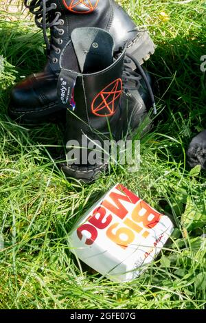 McDonald's Big Mac box e stivali punk, ancora vita in natura Foto Stock