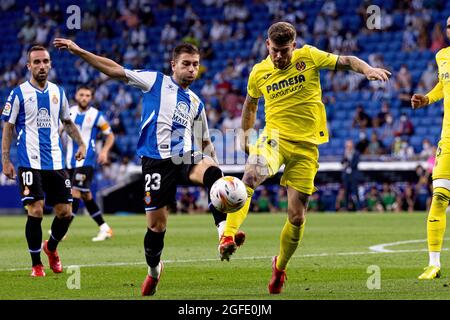 BARCELLONA - AGO 21: Embarba (L) e Alberto Moreno (R) durante la partita la Liga tra RCD Espanyol e Villarreal CF allo stadio RCDE il 2 agosto Foto Stock