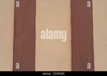 Primo piano del legno e cemento combinati in vecchia facciata storica in Francia, utile come sfondo Foto Stock