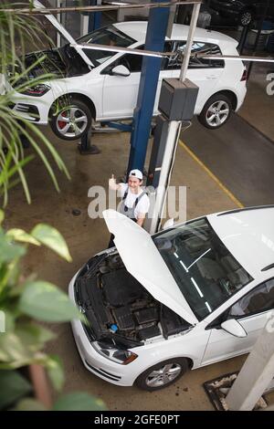Vista verticale dall'alto di un meccanico che lavora in garage Foto Stock