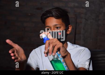 Ragazzo con gel di alcool o sapone antibatterico igienizzante. Concetto di igiene. Prevenire la diffusione di germi e batteri ed evitare infezioni corona virus Foto Stock