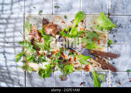 Ciò che rimane alla fine di un piatto di verdure e carne Foto Stock