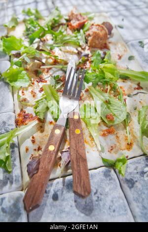 Ciò che rimane alla fine di un piatto di verdure e carne Foto Stock