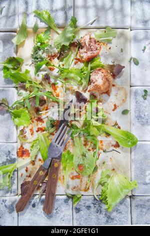 Ciò che rimane alla fine di un piatto di verdure e carne Foto Stock