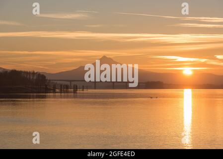 Sunrise sopra Mt Hood e il fiume Columbia nella splendida città di Portland, Oregon, Pacifico nord-occidentale Stati Uniti Foto Stock