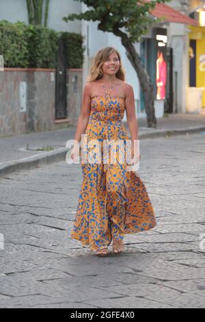 Ischia, Italia. 16 Agosto 2021. Alessandra Clemente, candidata per il sindaco di Napoli alle elezioni amministrative, ad Ischia per un'iniziativa politica. (Foto di Salvatore Esposito/Pacific Press) Credit: Pacific Press Media Production Corp./Alamy Live News Foto Stock