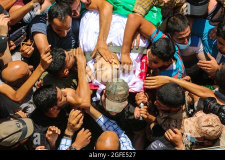 Gaza, Palestina. 25 ago 2021. (NOTA DEI REDATTORI : immagine raffigura la morte)i lutto palestinesi trasportano il corpo di Osama Deeij, che è morto di una ferita che ha sostenuto durante una protesta anti-Israele alla recinzione di confine Israele-Gaza la settimana scorsa, durante il suo funerale al campo profughi di Jabalia nella striscia settentrionale di Gaza. (Foto di Ahmed Zakot/SOPA Images/Sipa USA) Credit: Sipa USA/Alamy Live News Foto Stock