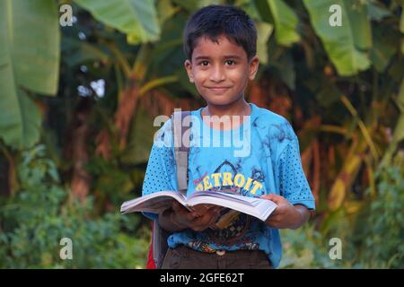 Felice giovane povera ragazza di strada indiana ridendo. India Foto Stock