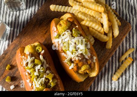 Sandwich casalingo Chicago Mother in Law con Tamale Chili e Fries Foto Stock