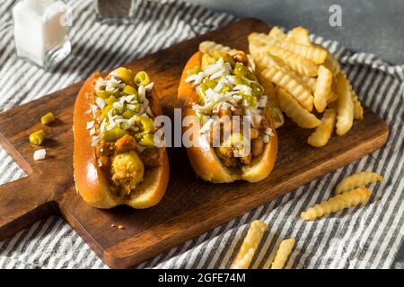 Sandwich casalingo Chicago Mother in Law con Tamale Chili e Fries Foto Stock