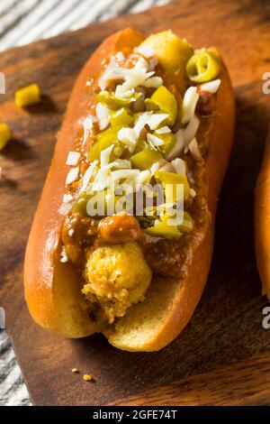 Sandwich casalingo Chicago Mother in Law con Tamale Chili e Fries Foto Stock