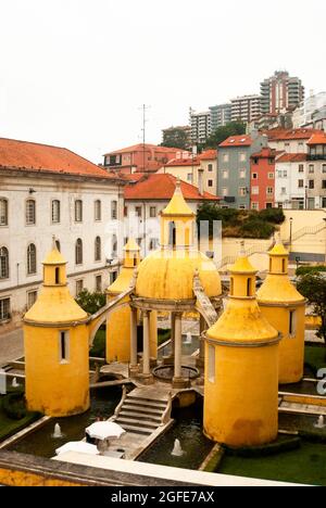 Bel Chiostro Manga dall'alto in una giornata nuvolosa tra edifici colorati - Jardim da Manga, Coimbra, Portogallo Foto Stock