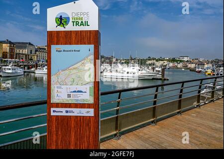 Un cartello che informa i corridori dei sentieri nel Port de Dieppe e la città si auto, Dieppe, Francia Foto Stock