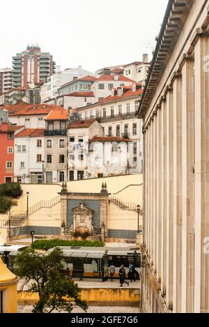 Fotografia di strada del centro collinare di Coimbra colonne verticali di vecchi edifici con tegole rosse - verticale, Jardim da Manga Cloister, Portogallo Foto Stock