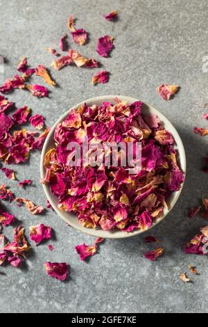 Sani petali di rosa culinaria biologica in una ciotola Foto Stock