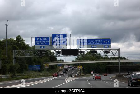 Hampshire Inghilterra traffico sul raccordo autostradale sulla M27 per Bournemouth Poole e Salisbury e la M271 per Southampton Docks Foto Stock