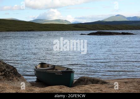 Canoa canadese sulla spiaggia a Loch Laidon, Highlands scozzesi, Scozia, Regno Unito Foto Stock