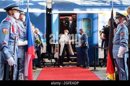 Prag, Repubblica Ceca. 25 ago 2021. Il presidente federale Frank-Walter Steinmeier e sua moglie Elke Büdenbender arrivano alla stazione centrale di Praga dopo aver viaggiato in treno (EC 379) da Berlino a Praga, Repubblica Ceca. Il Presidente federale Steinmeier e sua moglie si trovano nella Repubblica Ceca per una visita di tre giorni. E' la prima volta che il Presidente federale fa un viaggio ufficiale all'estero in treno. Credit: Bernd von Jutrczenka/dpa/Alamy Live News Foto Stock