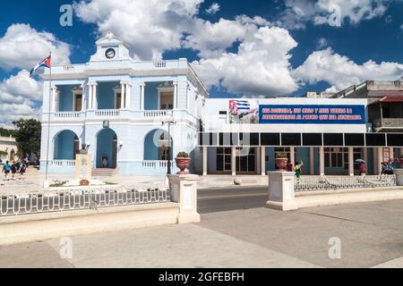 LAS TUNAS, CUBA - 27 GENNAIO 2016: Poster di propaganda su un edificio nel centro di Las Tunas. Dice: Questa bandiera, questo cielo e questa terra, io difenderemo Foto Stock