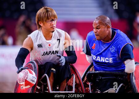 TOKYO, GIAPPONE. 25 ago 2021. Daisuke Ikezaki del Giappone (a sinistra) e Cedric Nankin della Francia (a destra) nel basket uomo su sedia a rotelle JPN contro fra durante i Giochi Paralimpici di Tokyo 2020 allo Stadio Nazionale di Yoyogi mercoledì 25 agosto 2021 a TOKYO, GIAPPONE. Credit: Taka G Wu/Alamy Live News Foto Stock