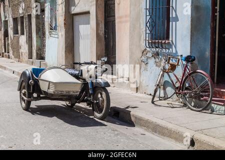 Moto qith una macchina laterale e bicicletta sulla strada a Camaguey, Cuba Foto Stock