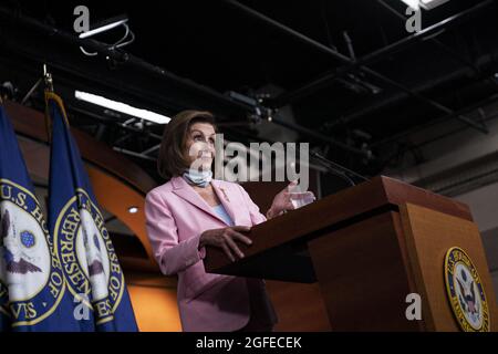 Il portavoce della Camera degli Stati Uniti Nancy Pelosi, democratico della California, parla con i giornalisti durante la sua conferenza stampa settimanale al Campidoglio degli Stati Uniti mercoledì 25 agosto 2021 a Washington, DC, USA. Foto di Alex Edelman / CNP/ABACAPRESS.COM Foto Stock