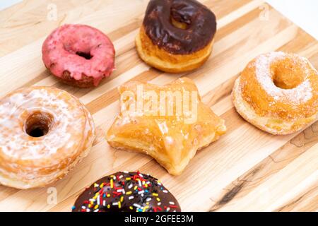 Scatola di ciambelle mista con stella di ciambella Foto Stock