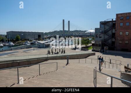 Tacoma, WA USA - circa Agosto 2021: Vista del Tacoma East 21st Street Bridge in un giorno soleggiato, nuvoloso centro città. Foto Stock