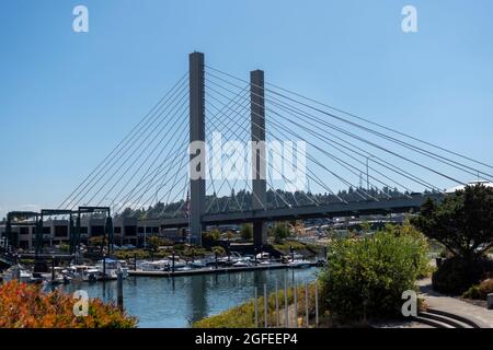 Tacoma, WA USA - circa Agosto 2021: Vista del Tacoma East 21st Street Bridge in un giorno soleggiato, nuvoloso centro città. Foto Stock