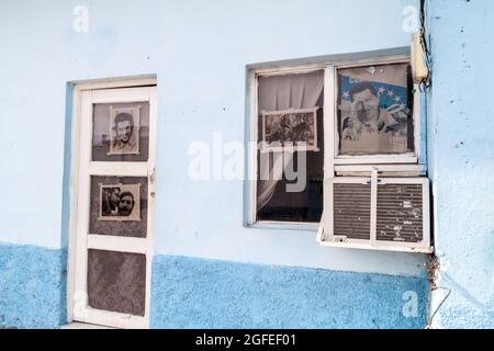 TRINIDAD, CUBA - 8 FEBBRAIO 2016: Foto propagandistiche con che Guevara e Hugo Chavez su una casa nel centro di Trinidad, Cuba. Foto Stock