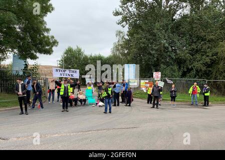 Fermatevi ai dimostranti Stink per fermare gli autocarri che entrano nella discarica di Walleys Quarry a Silverdale, Staffordshire. Il sito si trova al centro di una fila di odori di 'gy', noti localmente come il Silverdale Stink, che i residenti sostengono proviene dalla discarica. Data foto: Mercoledì 25 agosto 2021. Foto Stock