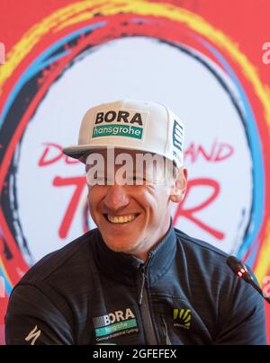 25 agosto 2021, Meclemburgo-Pomerania occidentale, Stralsund: Pascal Ackermann del Team Bora-hansgrohe partecipa ad una conferenza stampa prima dell'inizio del Tour della Germania. Foto: Bernd Thissen/dpa Foto Stock