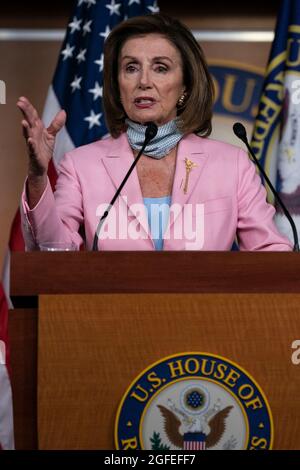 Washington, Vereinigte Staaten. 25 ago 2021. Il portavoce della Camera degli Stati Uniti Nancy Pelosi, democratico della California, parla con i giornalisti durante la sua conferenza stampa settimanale al Campidoglio degli Stati Uniti mercoledì 25 agosto 2021 a Washington, DC Credit: Alex Edelman/CNP/dpa/Alamy Live News Foto Stock