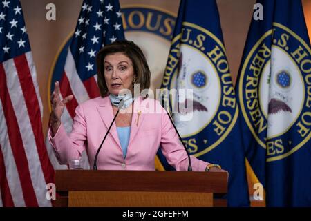 Washington, Vereinigte Staaten. 25 ago 2021. Il portavoce della Camera degli Stati Uniti Nancy Pelosi, democratico della California, parla con i giornalisti durante la sua conferenza stampa settimanale al Campidoglio degli Stati Uniti mercoledì 25 agosto 2021 a Washington, DC Credit: Alex Edelman/CNP/dpa/Alamy Live News Foto Stock