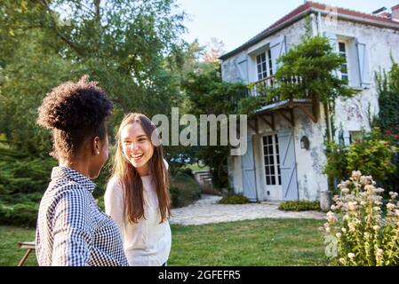 Sorridendo i giovani amici che si guardano a vicenda nel parco Foto Stock