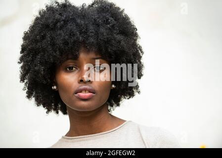 Ritratto di giovane donna seria nel parco Foto Stock