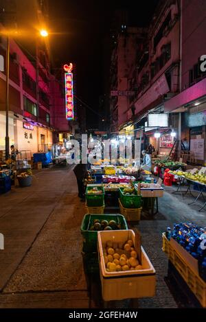 Strada della città con bancarelle del mercato locale in corrispondenza di Hong Kong Foto Stock